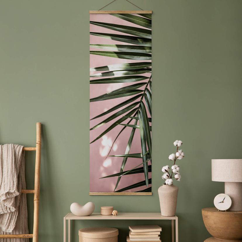 Poster tessile Foglia di palma davanti a un muro rosa - Böhmer