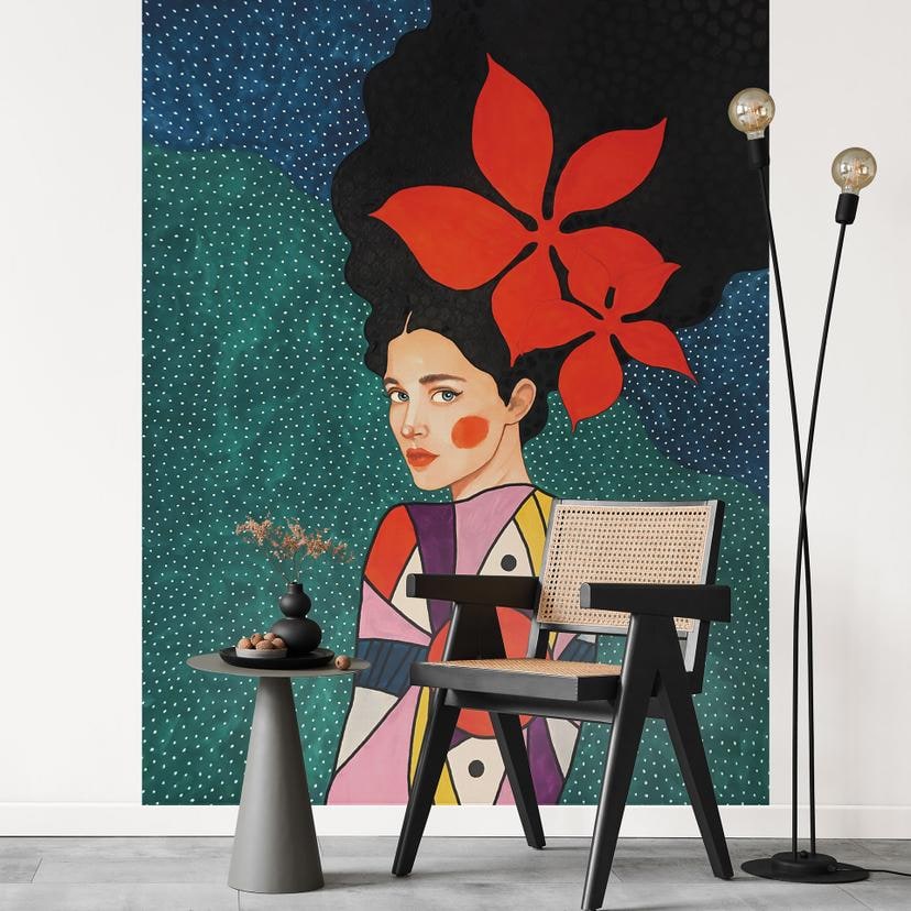 Papier peint femme avec fleurs rouges et robe à motifs - Hülya