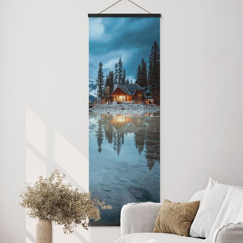 Poster tessile Idillio montano su un lago serale - Bing Li