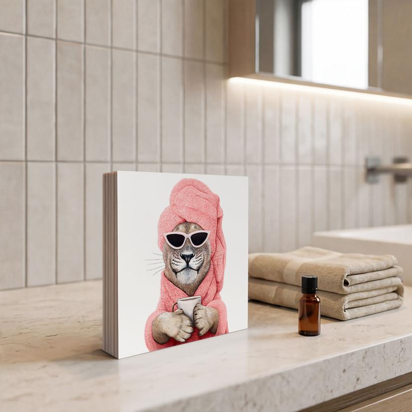 Houten Wanddecoratie om neer te zetten - Wellness Leeuw met Koffie - Korenkova - 15x15 cm