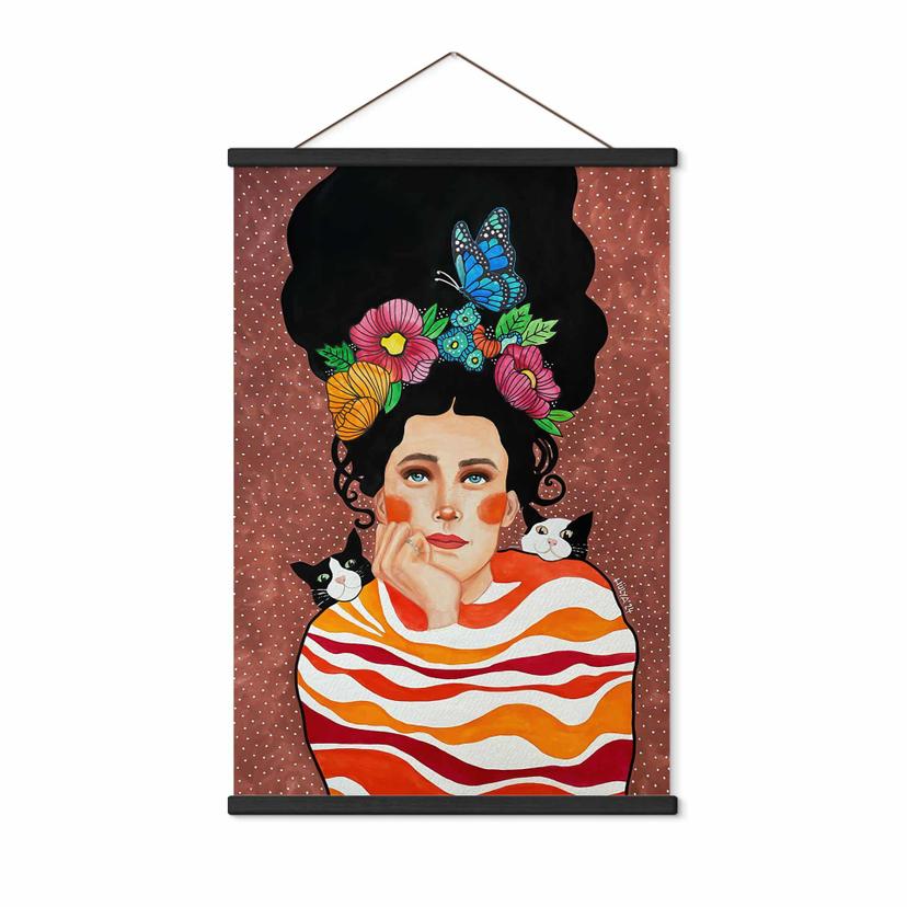 Affiche textile Femme à la couronne de fleurs et aux chats - Hülya