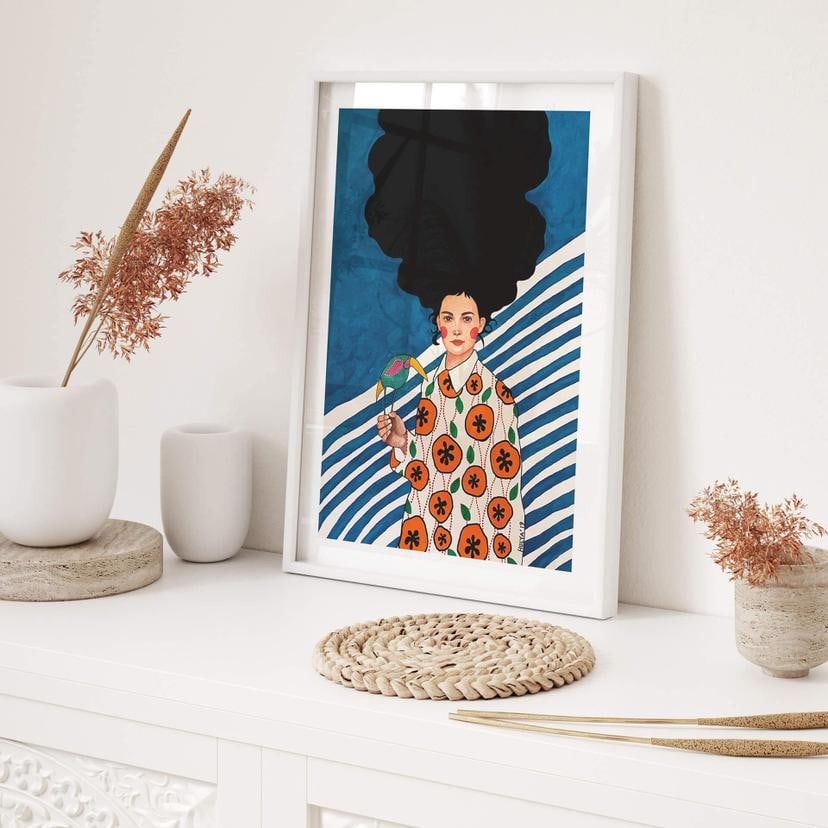 Poster Donna davanti a uno sfondo bianco e blu - Hülya