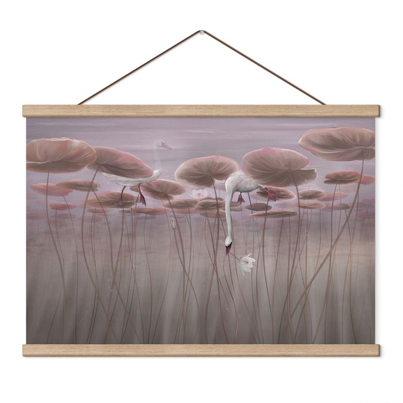 Textielposter Lotusbloemen met zwaan in het water in oudroze - Ms Tiff