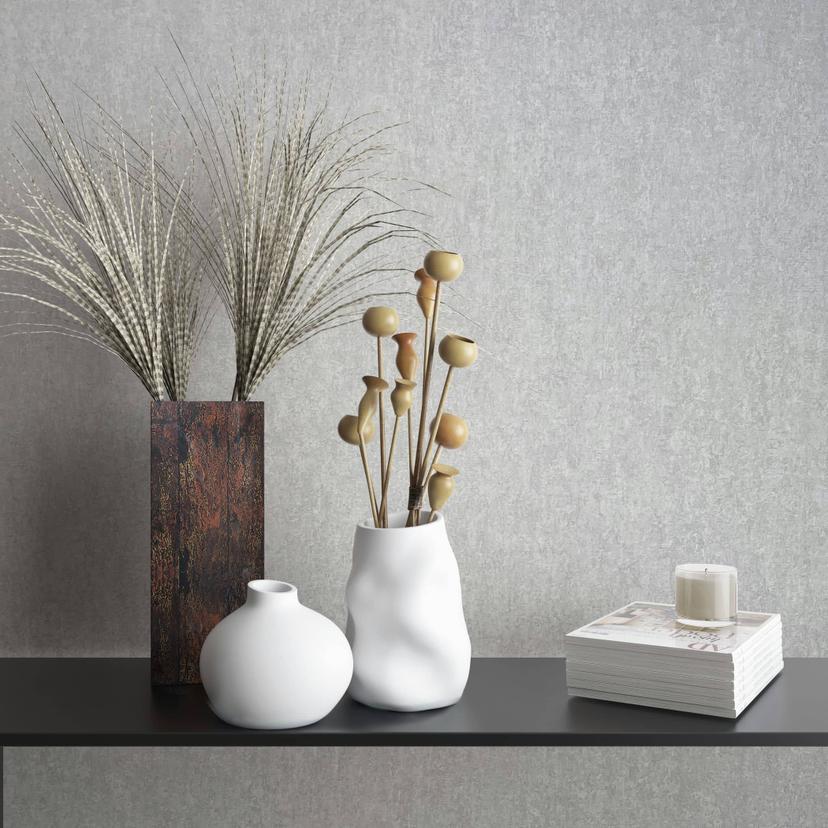 Non-woven tapet med mat, let struktureret gråt betonlook