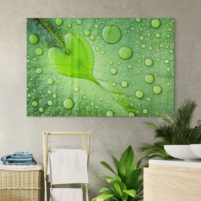 Stampa su vetro acrilico Foto - Cuore di gocce d'acqua su una foglia verde