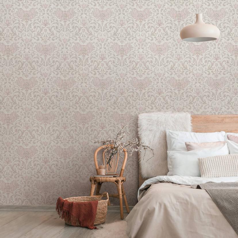 Non-woven tapet med blomster, blade og ornamentale blomstermotiver i blank grå