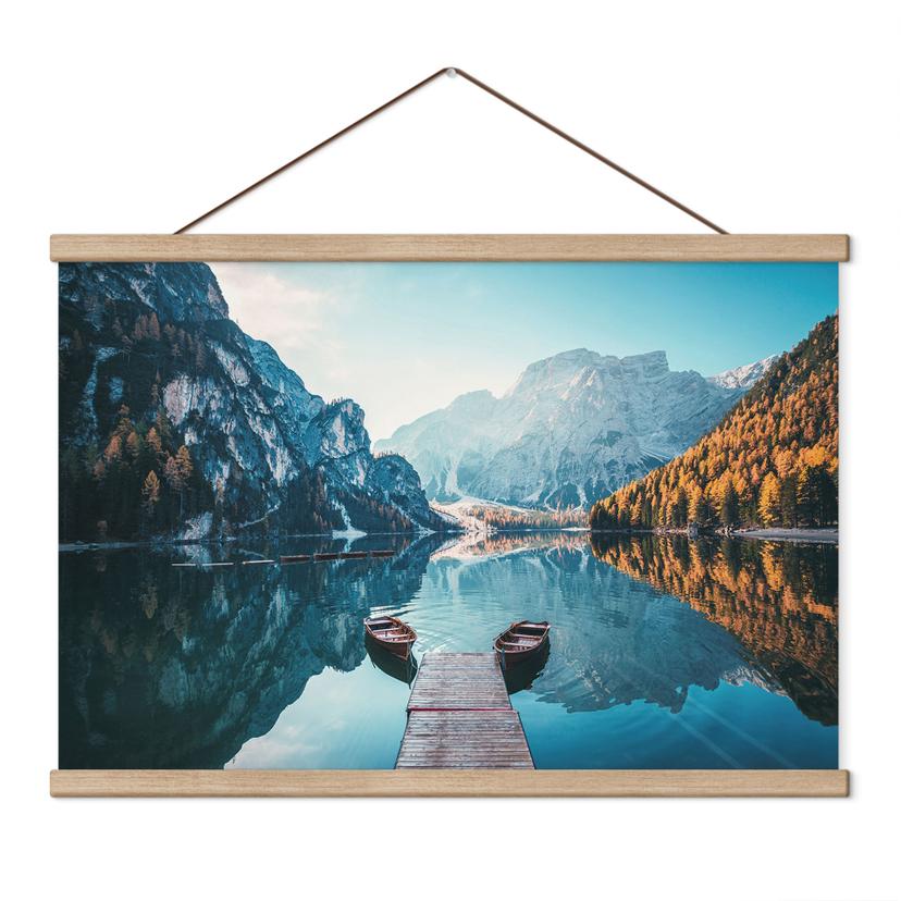 Textielposter Houten loopbrug bij het meer van Braies in de Dolomieten