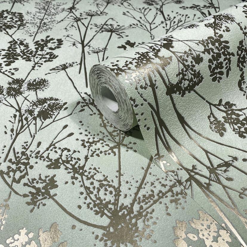 Papel pintado no tejido de color verde, motivo de hojas doradas aspecto floral naturaleza