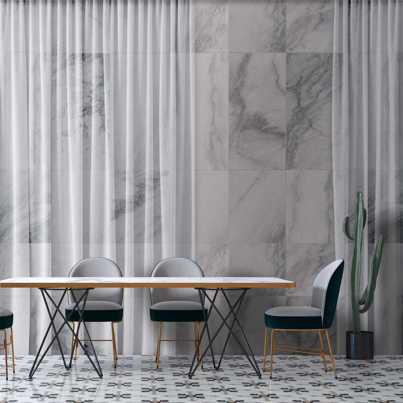 Marmoreret tapet med gardin med stribeeffekt - elegant non-woven tapet i gråt