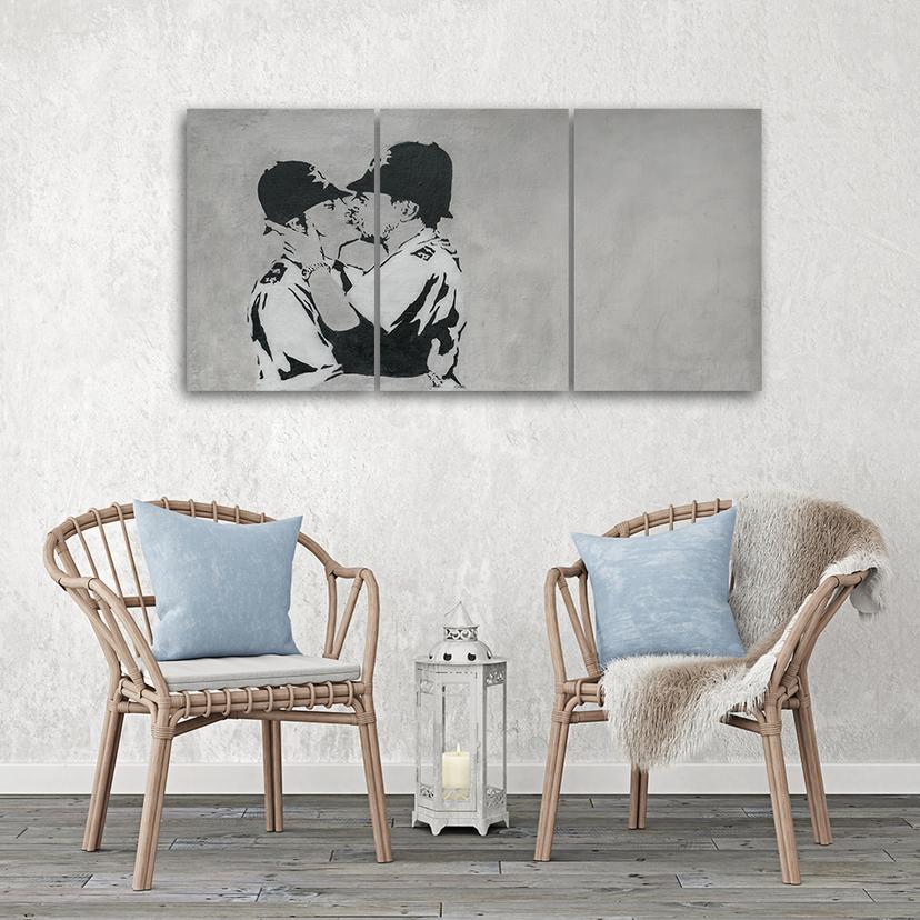 Stampa su tela 3 pezzi, Banksy bacia poliziotti