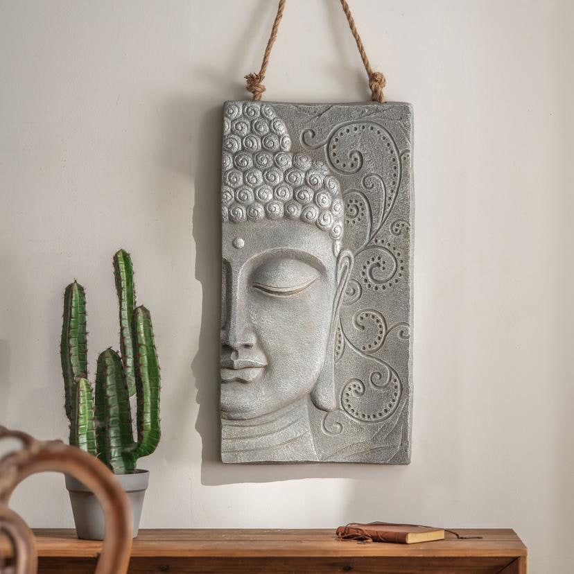 Buddha Wandskulptur - Asiatische Wanddeko aus Kunststein mit Seil - 41x78 cm