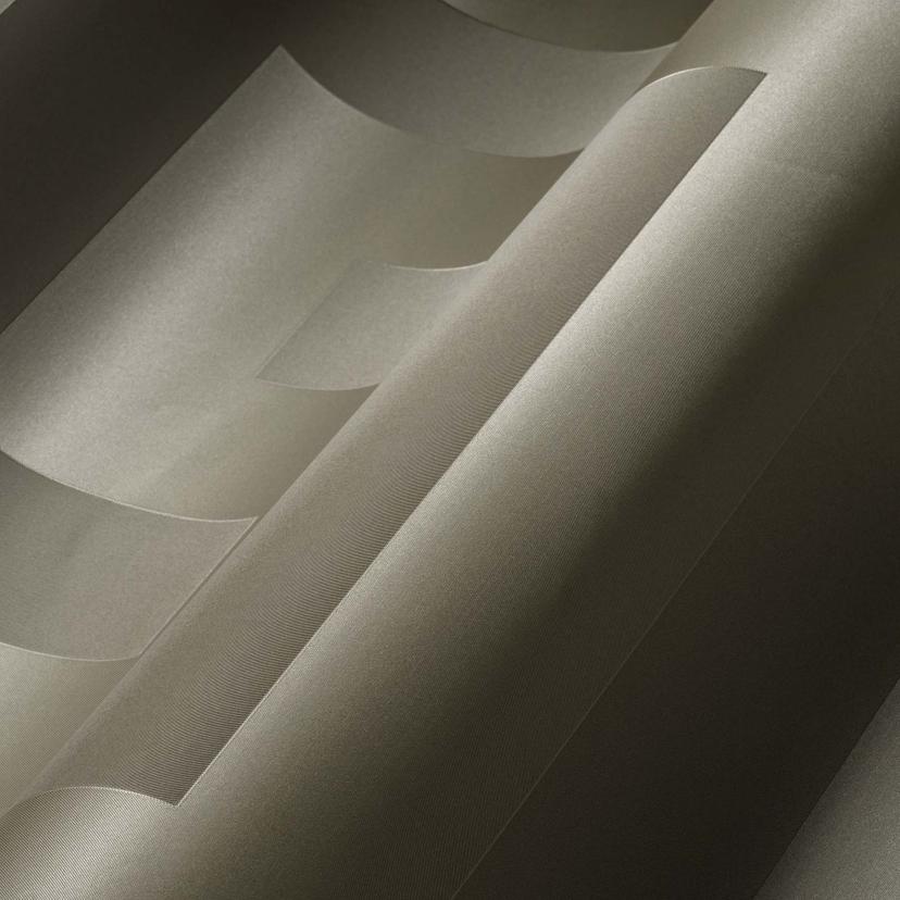 Carta da parati Versace a meandro geometrico in tessuto non tessuto grigio e argento