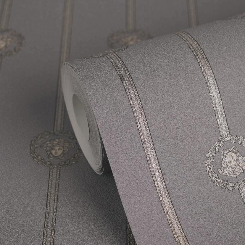 Papel pintado no tejido Versace I Love Baroque stripes Medusa Taupe Silver de lujo