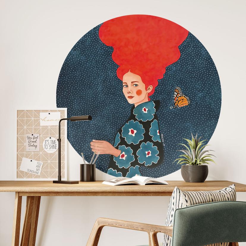 Wallsticker Kvinde i blomstret kjole med sommerfugl - Hülya - Rund