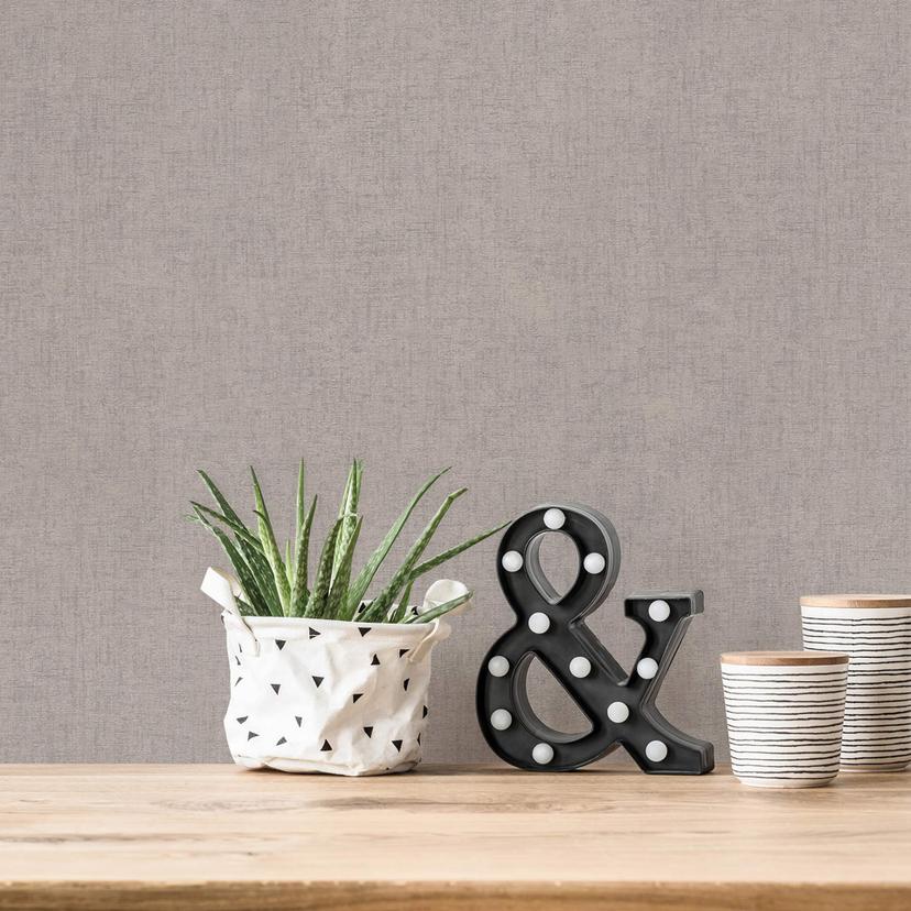 Ensfarvet hygge-enhedstapet i grå og brun non-woven tapet mat og glat