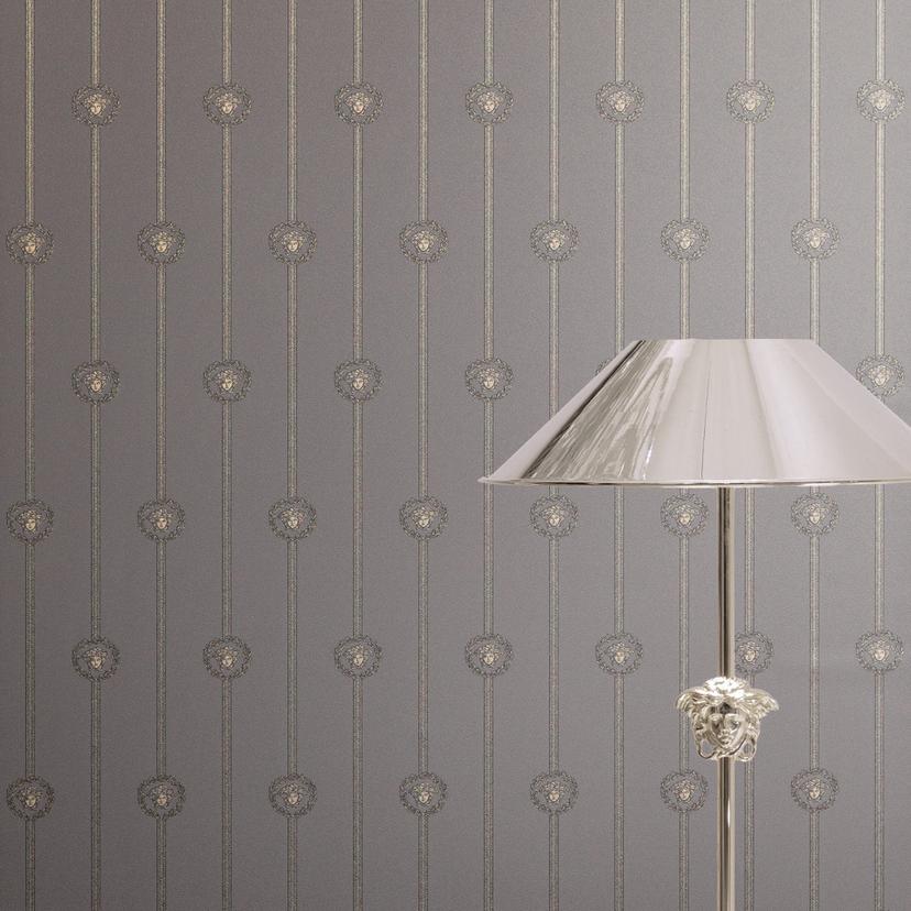 Versace ikke-vævet tapet I Love Baroque striber Medusa Taupe Silver luksuriøst