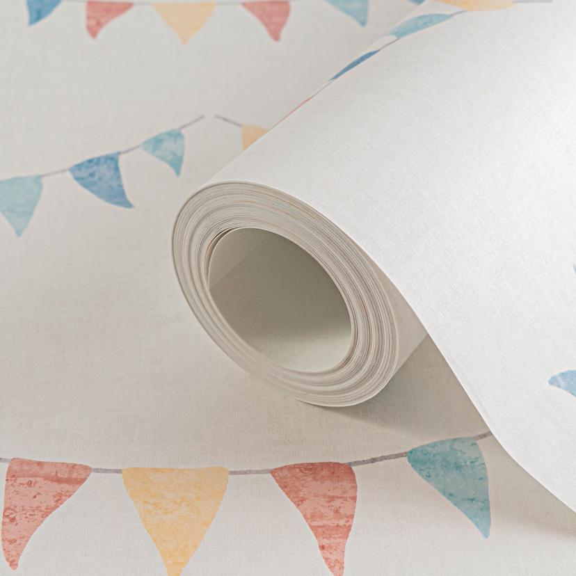 Papel pintado con banderines de colores sobre blanco - papel pintado para cuarto de niños con guirna