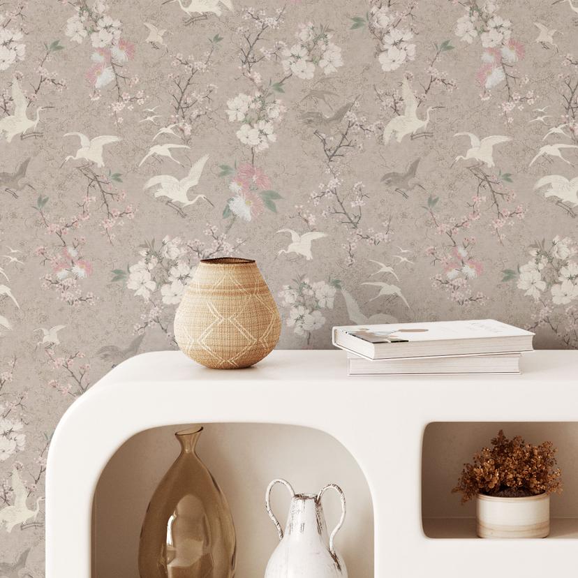 Carta da parati da parati Japandi con gru in fiore di ciliegio beige - Bloomery Decor