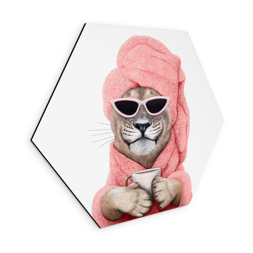 Hexagon Wandbild Wellness Löwe mit Kaffee - Korenkova - Alu-Dibond