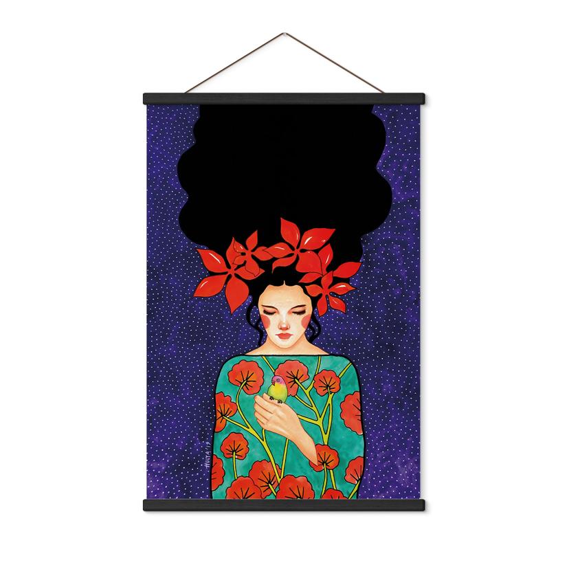 Affiche textile Femme à la couronne de fleurs rouges et à l'oiseau - Hülya