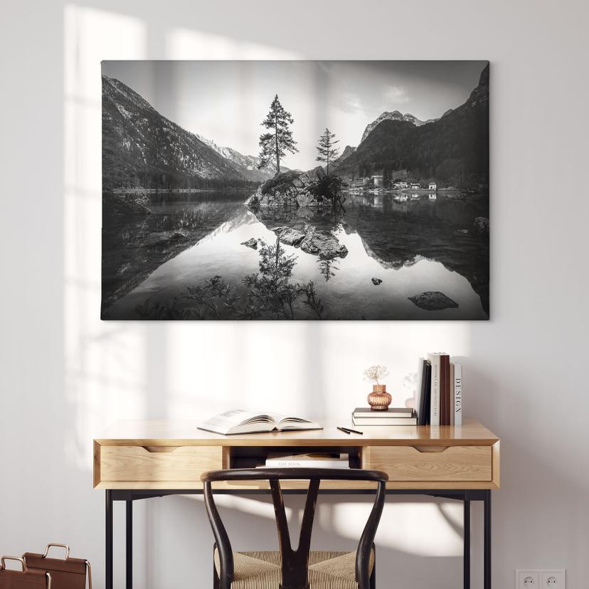 Leinwandbild Malerische Landschaft mit glasklarem Bergsee - Hintersee