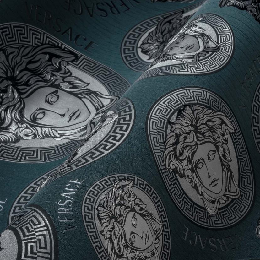 Carta da parati Versace in tessuto non tessuto color petrolio e argento con scritte Versace Carta da