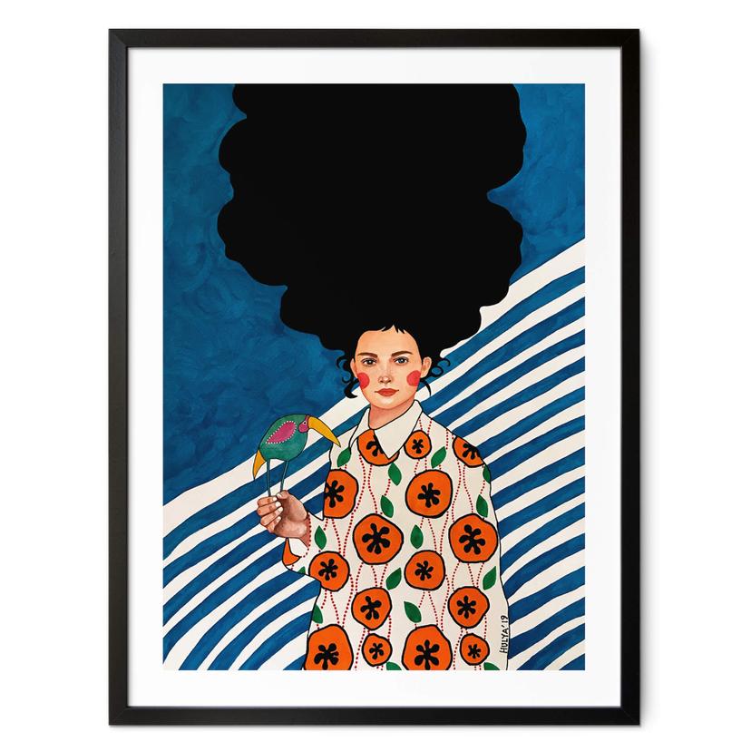 Póster mujer delante de fondo azul y blanco - Hülya