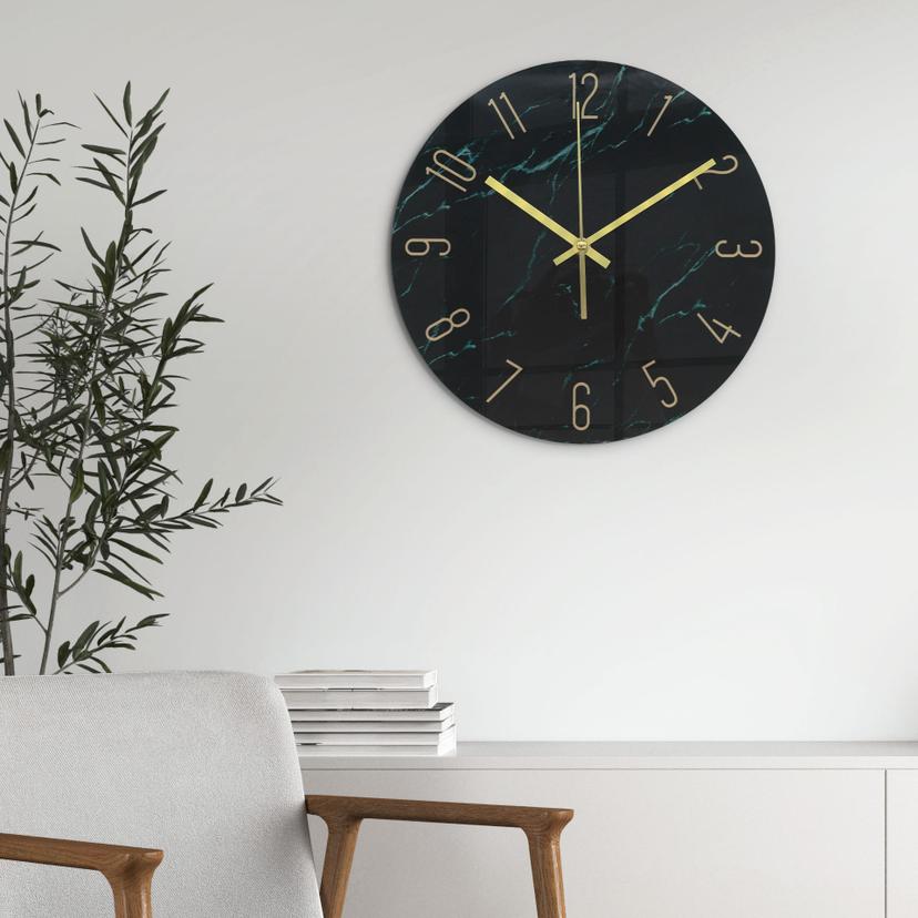 Luxe groen marmeren wandklok met elegante gouden cijfers Ø30cm