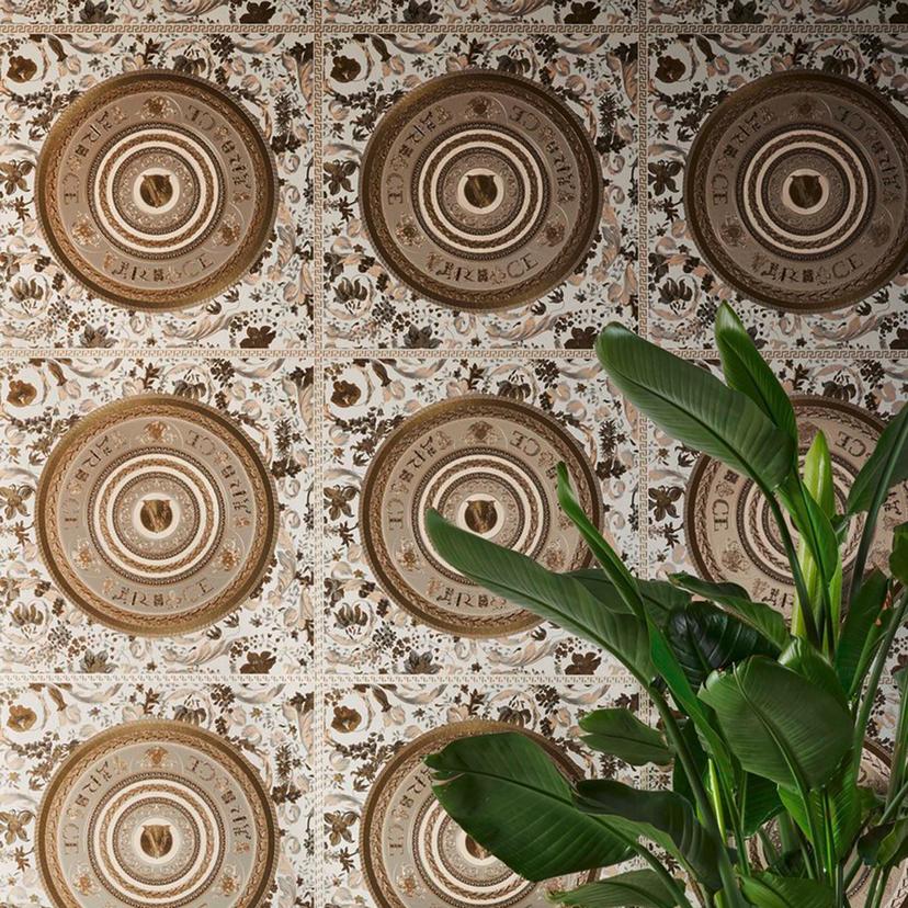 Versace tapet medusahoveder i guld og hvidt non-woven tapet blomstret design