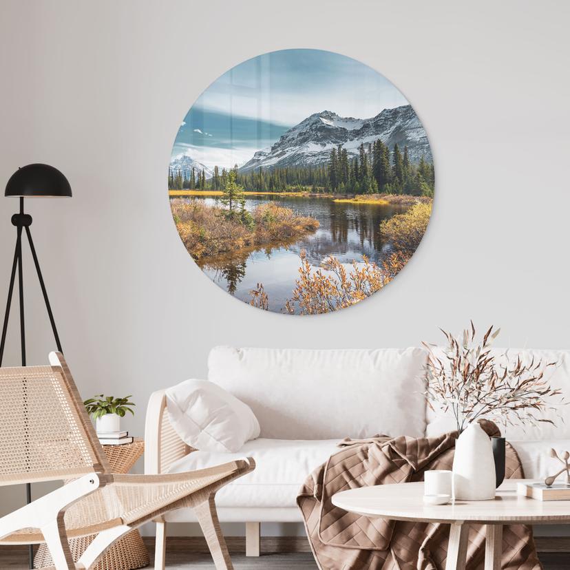 Glasbild Berg-Idylle am zauberhaften Kiefernwald - Rund