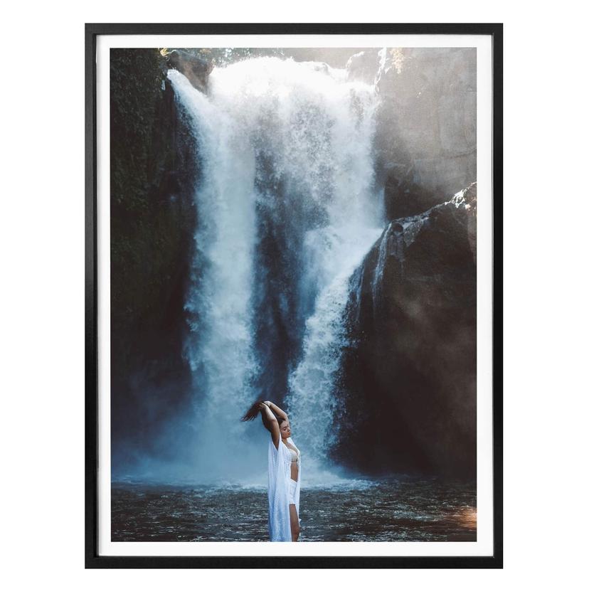Póster en la cascada