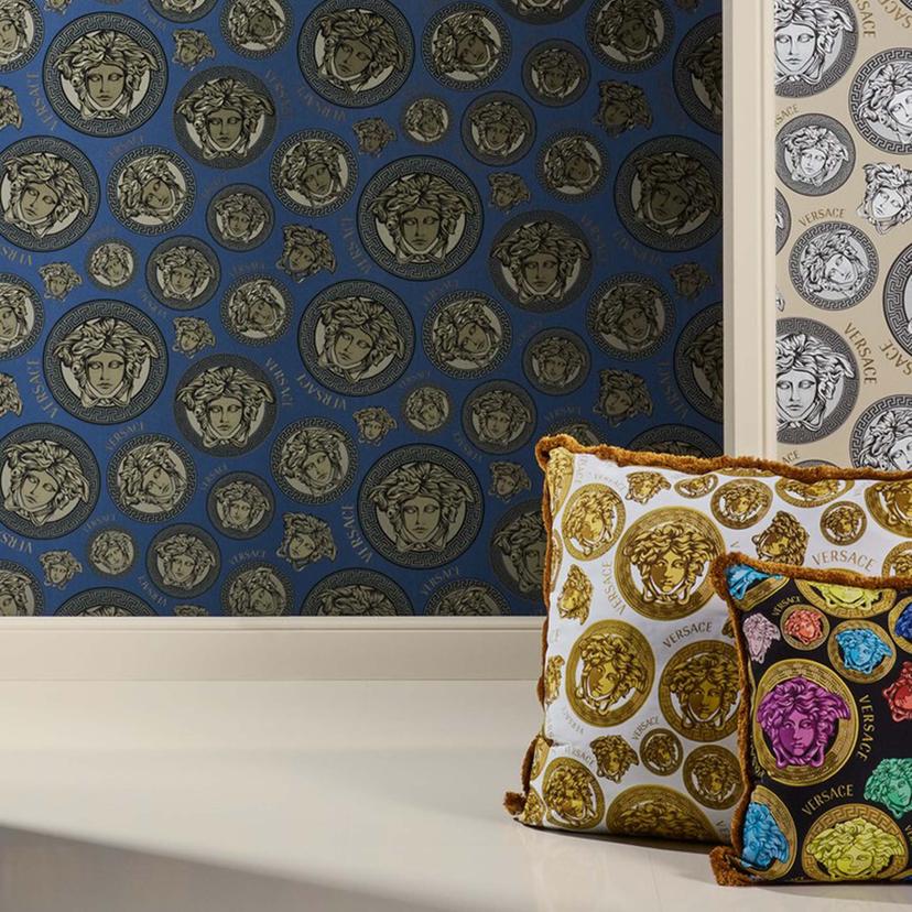 Versace tapet i blå og beige luksus non-woven tapet med medusa hoved design tapet