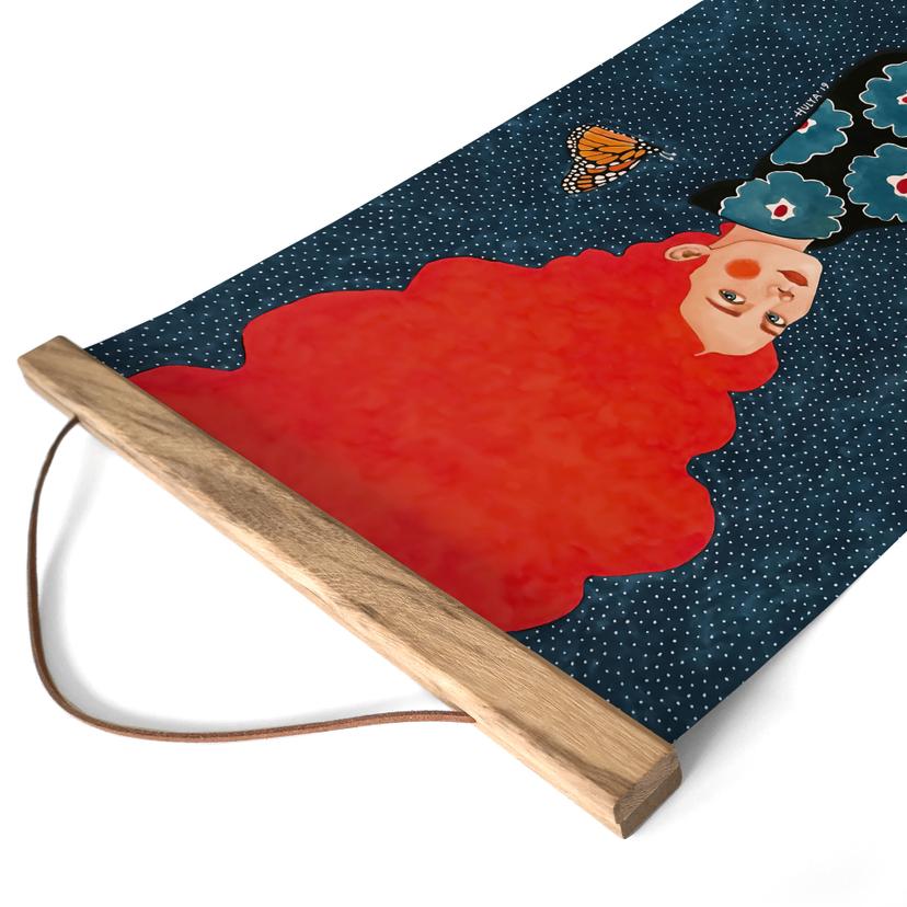 Textil poster Kvinna i blommig klänning med fjäril - Hülya