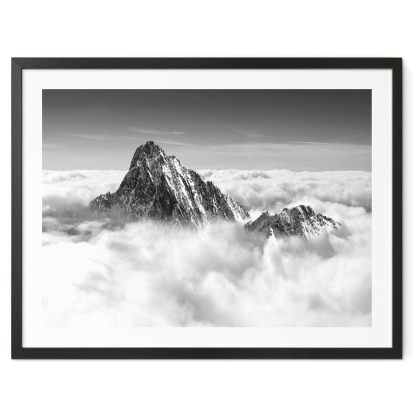 Póster pico de montaña sobre las nubes blancas