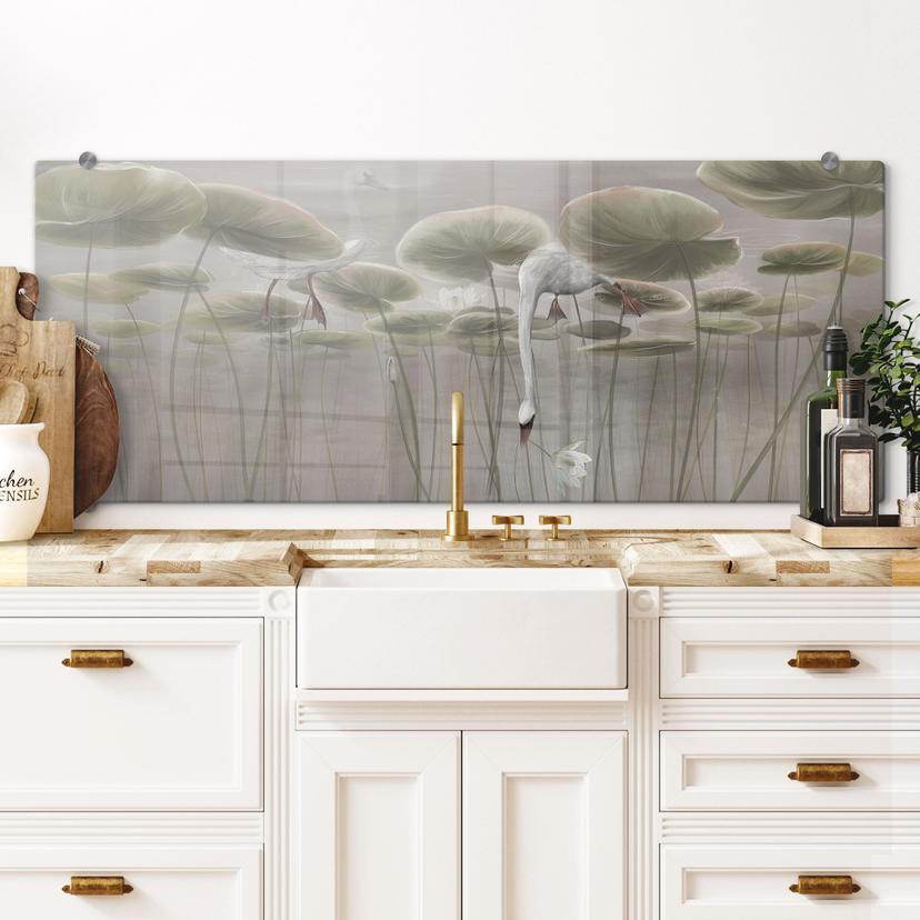 Spritzschutz Lotusblumen mit Schwan im Wasser in Grau - Ms Tiff - Panorama