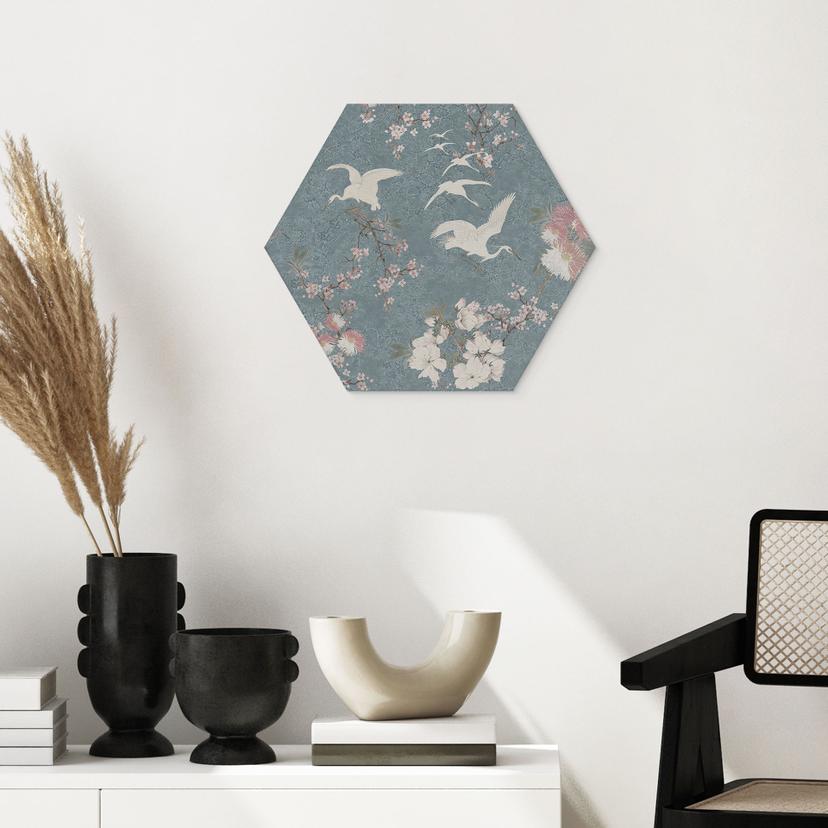 Stampe esagonali per pareti con gru in fiore di ciliegio blu - Bloomery Decor - Alu-Dibond