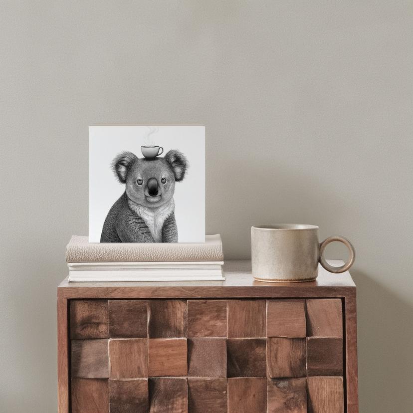 Houten Wanddecoratie om neer te zetten - Koalabeer met koffie - Korenkova - 15x15 cm