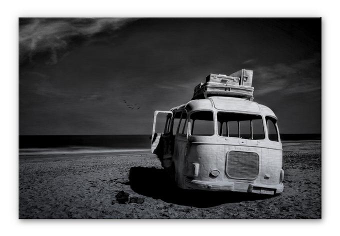 Alu-Dibond Bild Depaepe - Beached Bus – print på aluminium (Alu-Dibond)