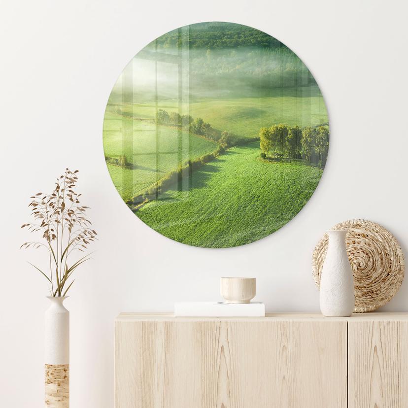 Glasbild Idyllische Felder im Nebel - Keller - Rund