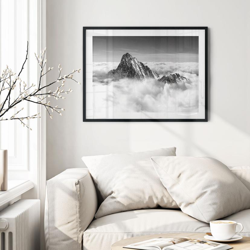 Poster Picco della montagna sopra le nuvole bianche