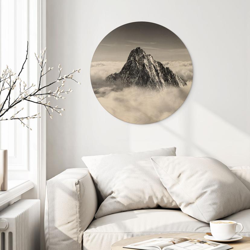 Wandcirkel Hout Bergtop boven de witte wolken