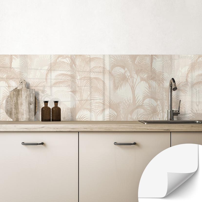 Selvklæbende stænkplade til køkken med palmer i en beige jungle - Bloomery Decor