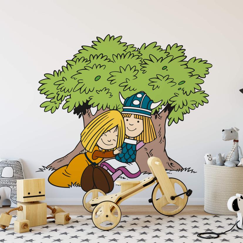 Muursticker Wickie de Viking en Ylvi bij de Boom