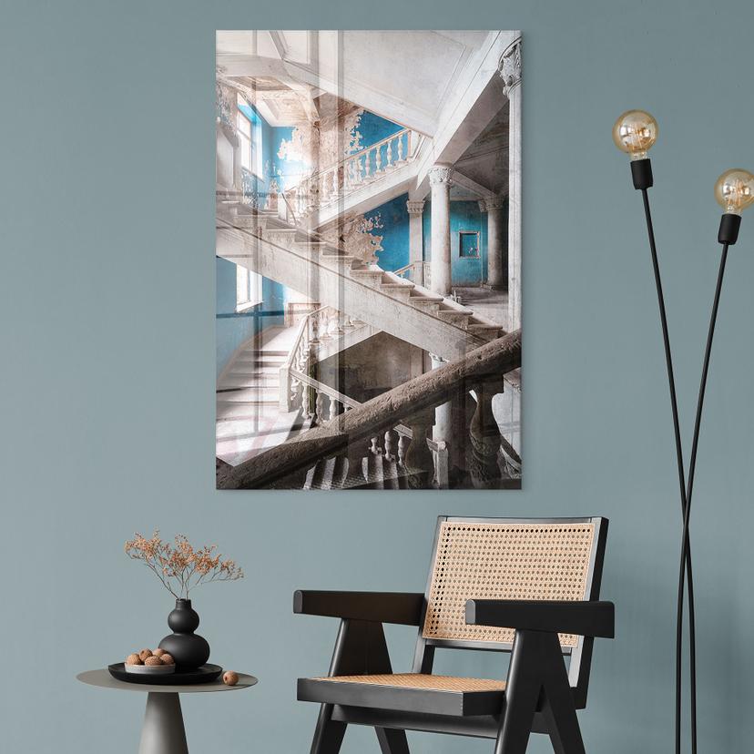 Tableau sur verre acrylique Une cage d'escalier imposante au charme ancien - Robroek