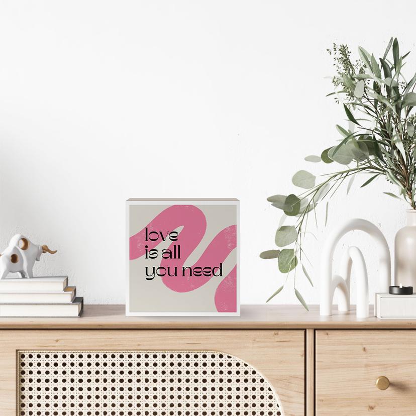 Stampa su legno da appendere - Love is all you need - Volfova - 15x15 cm