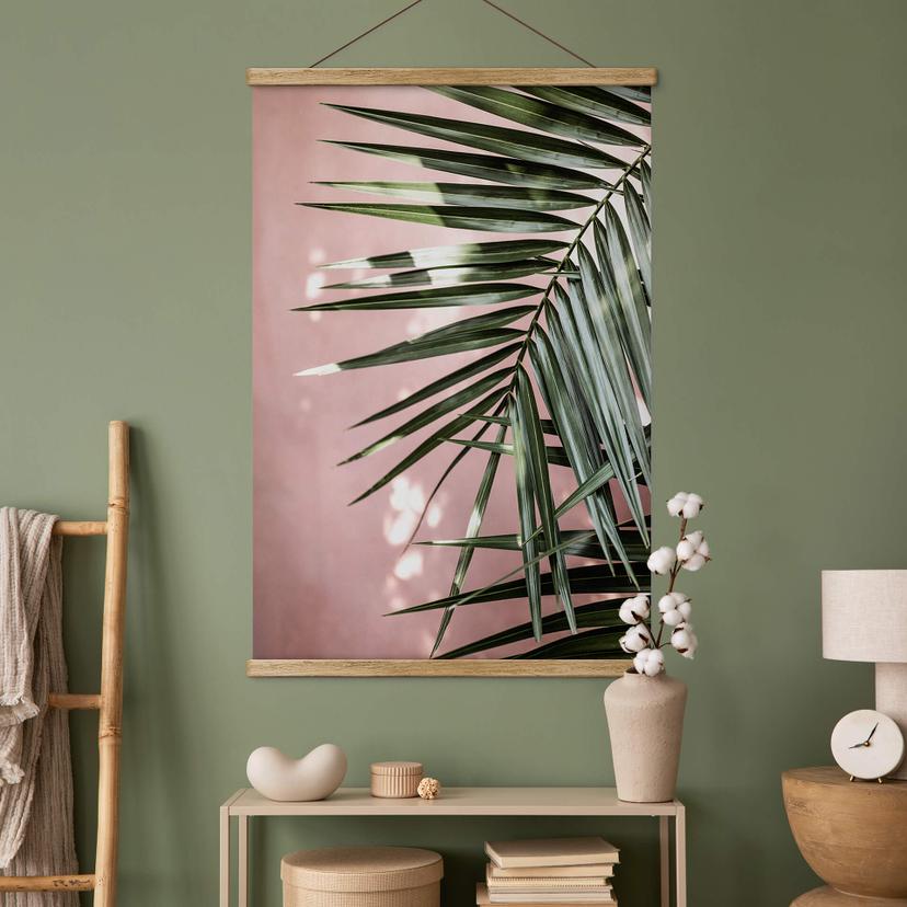 Poster tessile Foglia di palma davanti a un muro rosa - Böhmer