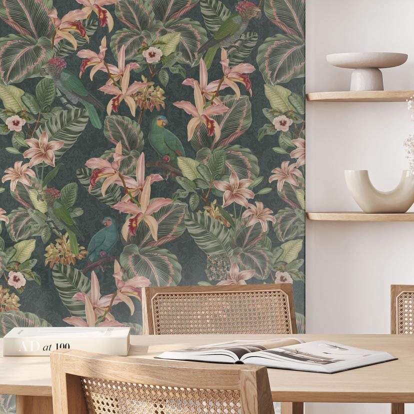 Carta da parati a motivi di giungla con pappagalli verde notte - Bloomery Decor