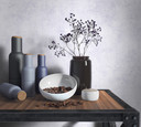 Non-woven tapet i beton-look ensfarvet lilla tekstur 