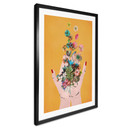 Plakat Treechild - Kolorowe kwiaty w rękach Fridy