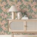 Tapet med mønster jungletapet - jungle med papegøjer pink - Bloomery Decor